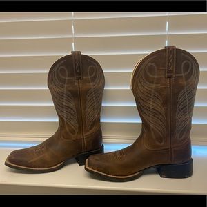 Ariat, size 9 wide, brown with light blue detail